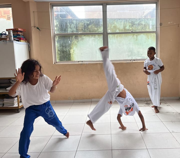 Zwei Kinder duellieren sich im kontaktlosen Kampf-Tanz Capoeira.